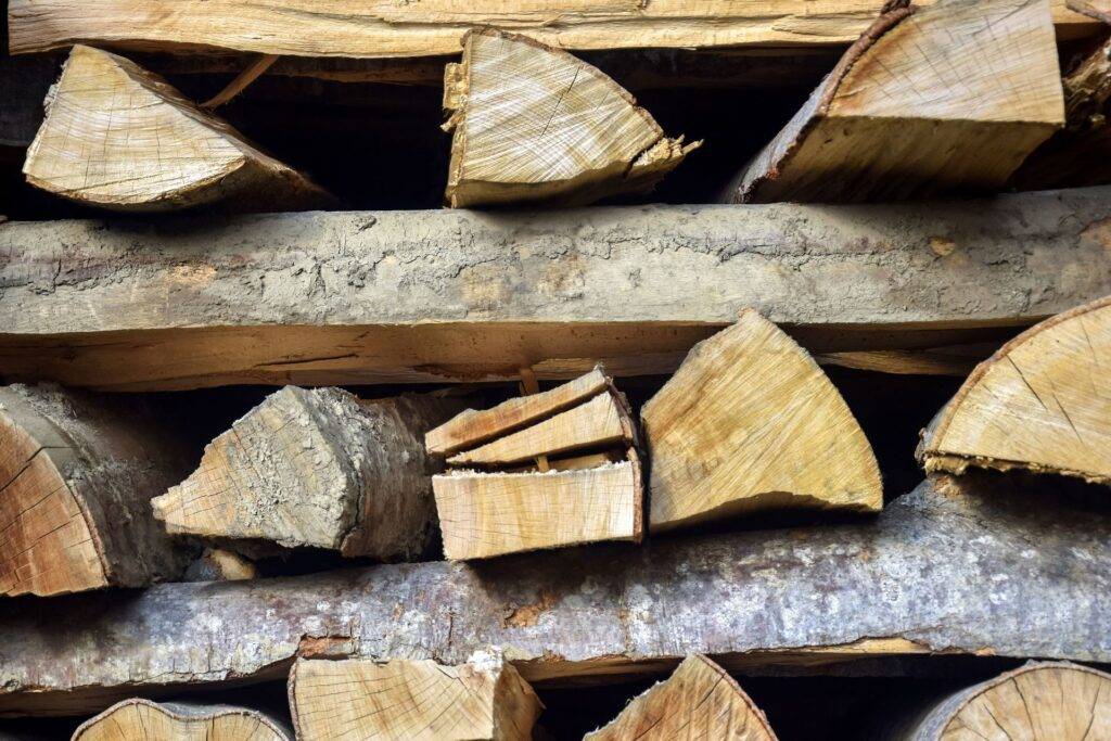 Gehacktes Brennholz ist in ordentlichen Stapeln aufgeschichtet. Holzstapel. 