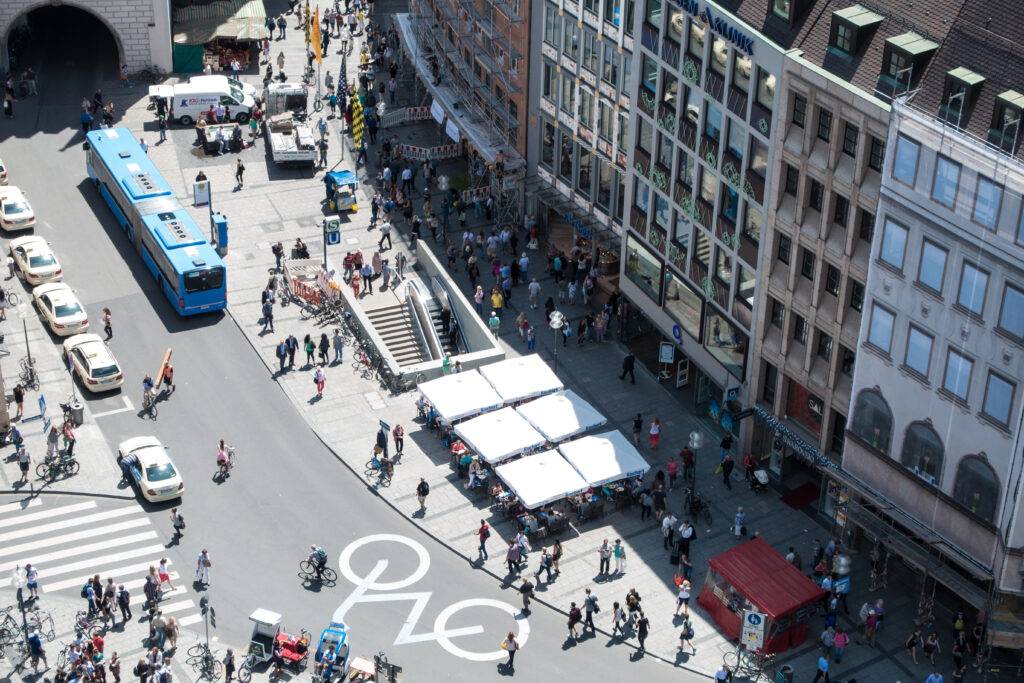 Luftaufnahme eines belebten Stadtzentrums in München