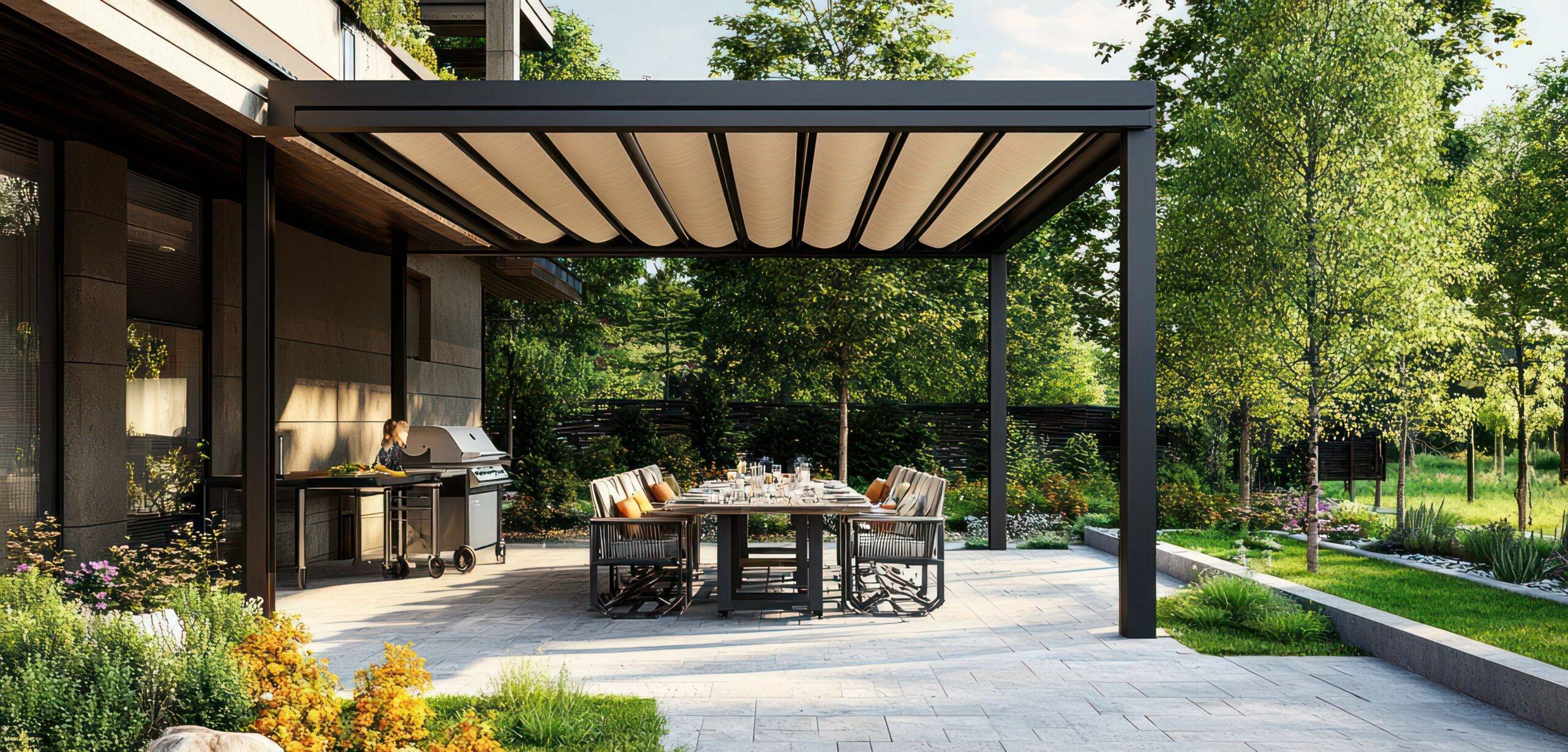 Terrassenüberdachung in modernem Garten mit großem Esstisch und Grünfläche in München