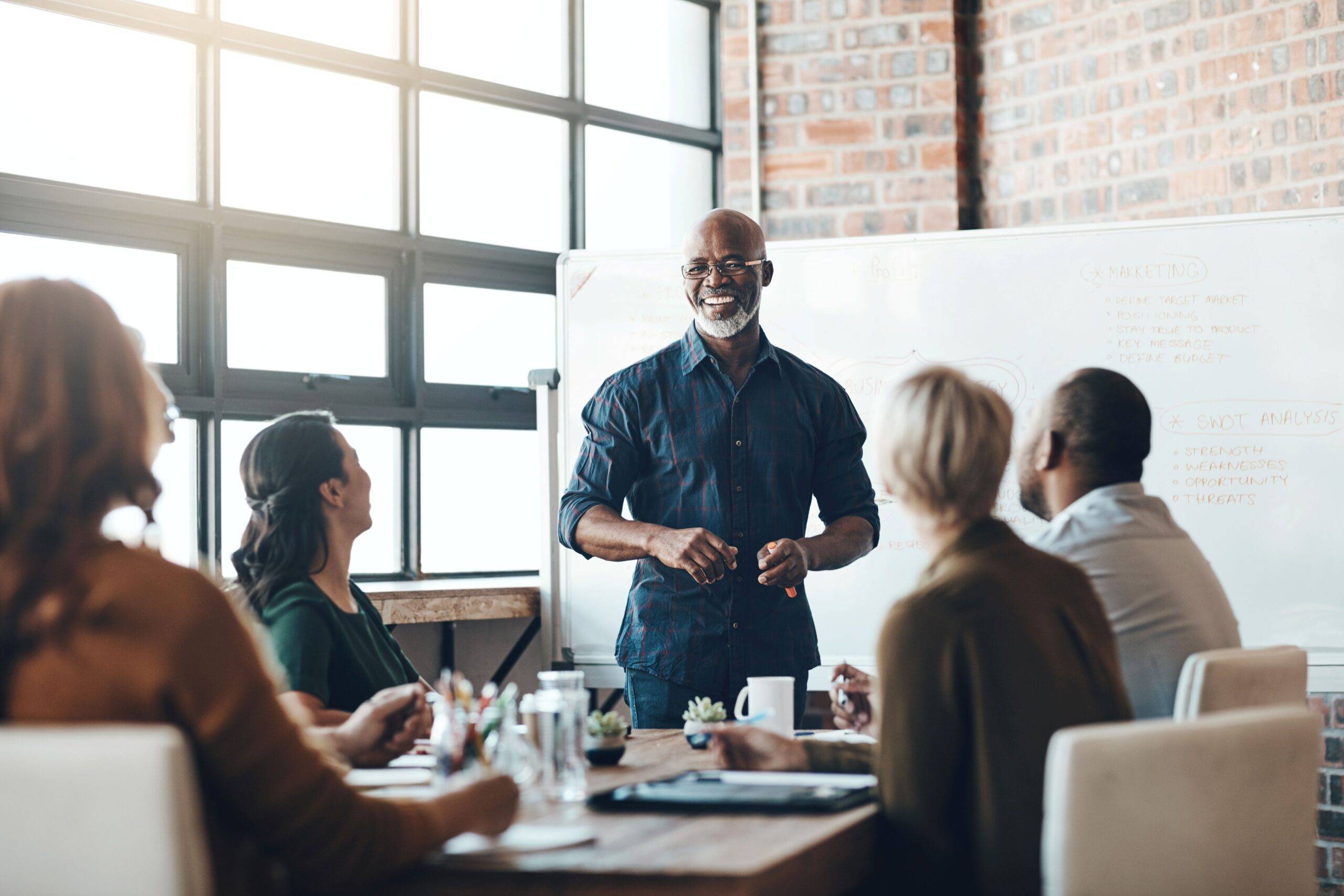 Business-Meeting mit entspannter Stimmung – Symbolbild für Struktur und Klarheit durch ein professionelles Lohnbüro