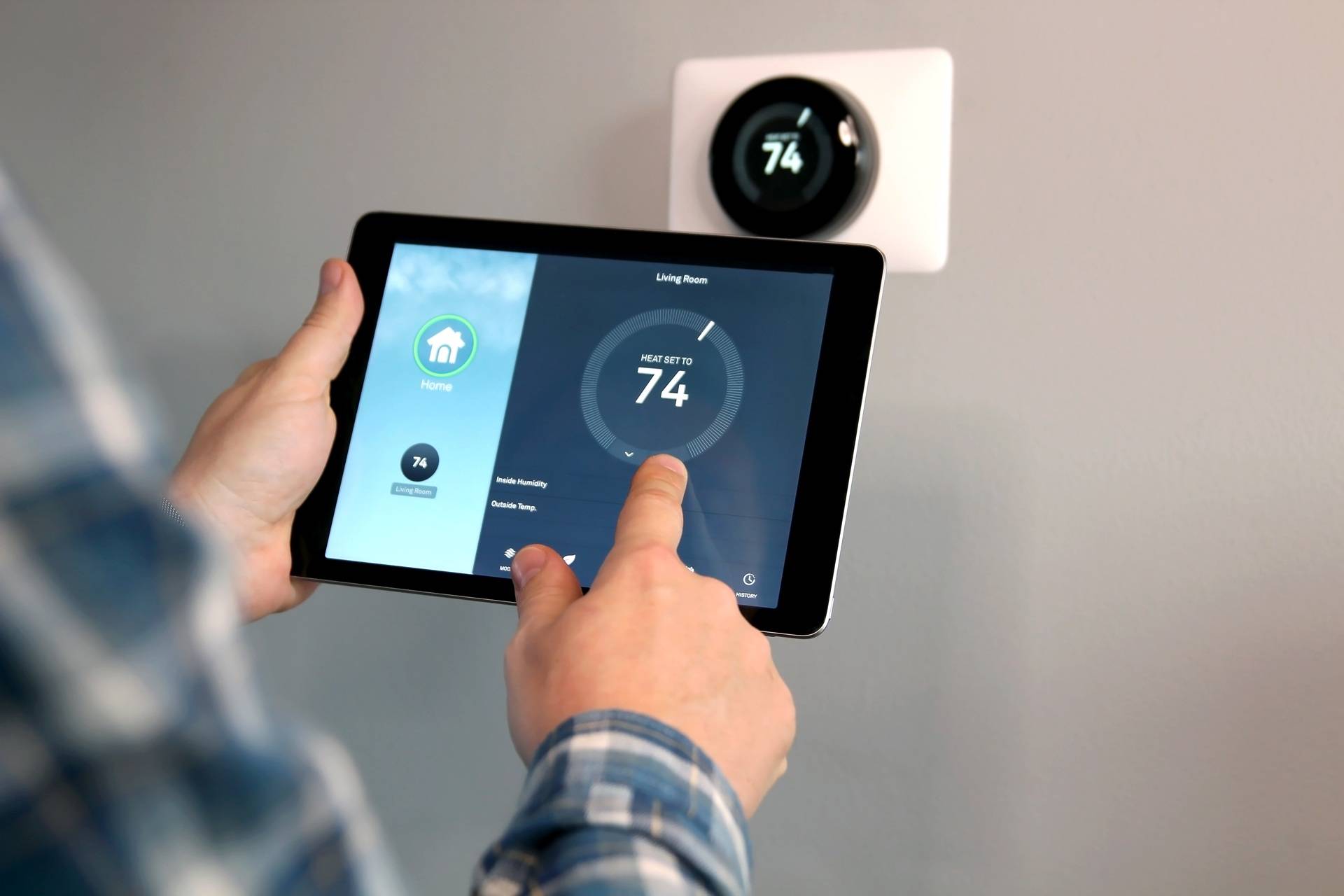 Tablet steuert Smart-Home-Thermostat | Enthärtungsanlage