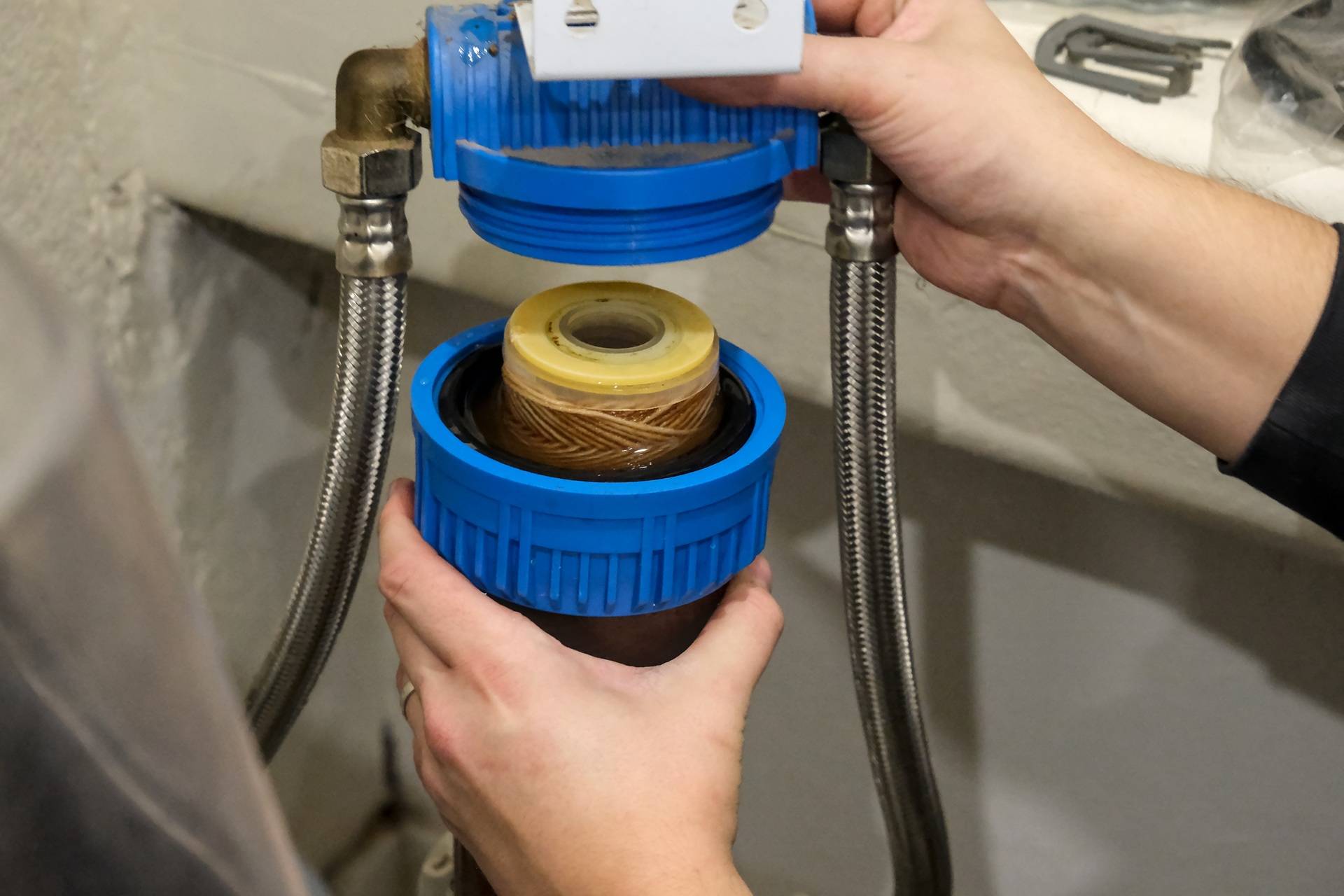 Wasserfilter wird zur Reinigung geöffnet | Enthärtungsanlage